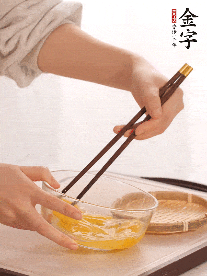 兩顆雞蛋打散。