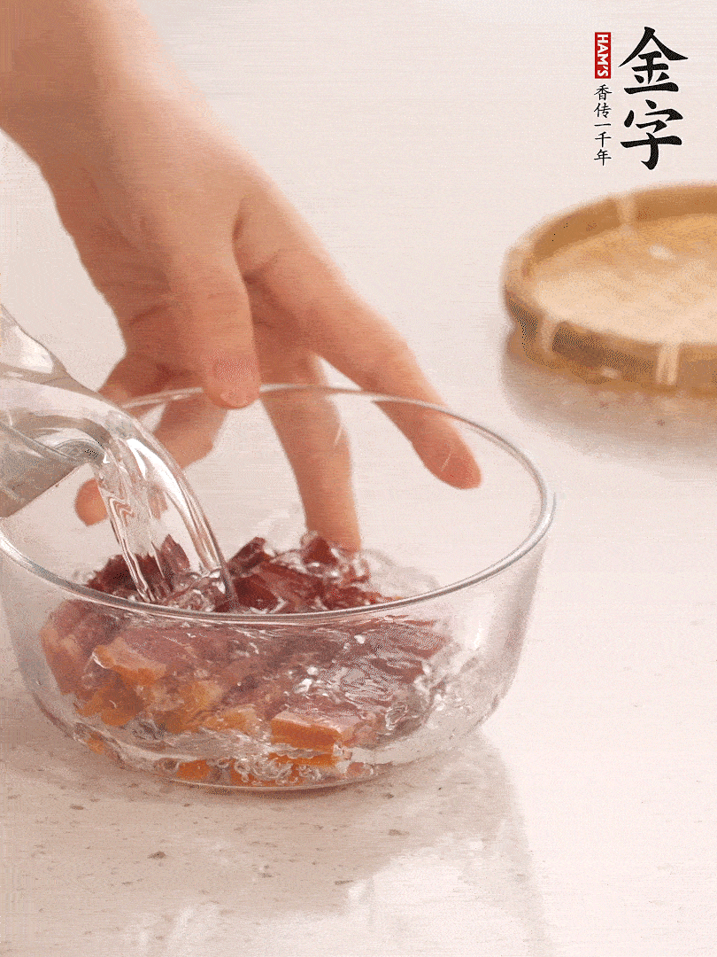金字火腿切片，溫水泡5分鐘。