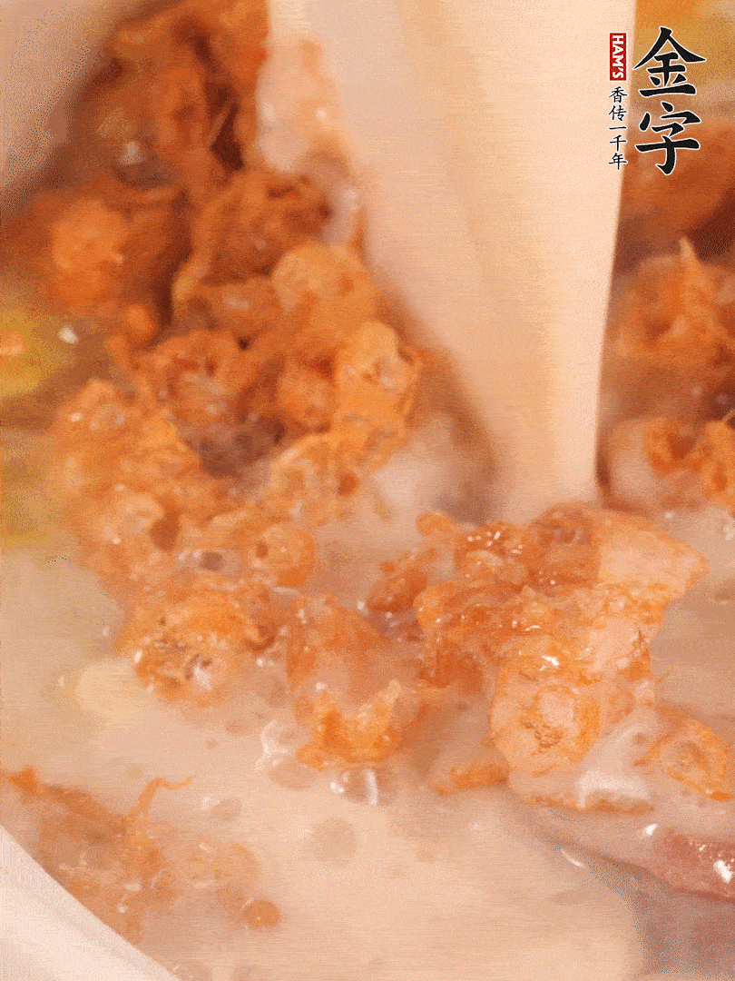 加入蛋酥再煨煮2分鐘，加入豆漿。