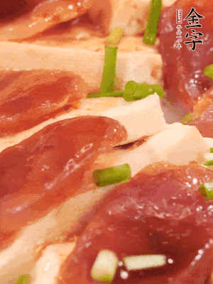 調(diào)一個(gè)醬汁：2勺生抽、1勺蠔油、半勺白糖、1勺淀粉、半碗清水調(diào)成料汁燒開