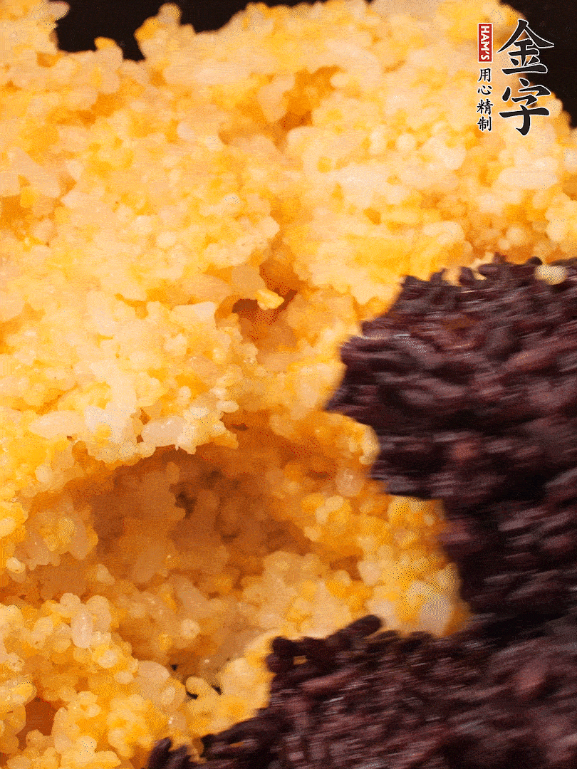 混合小米、紫米煮熟，加豬油攪拌均勻（紫米分開煮在攪拌）