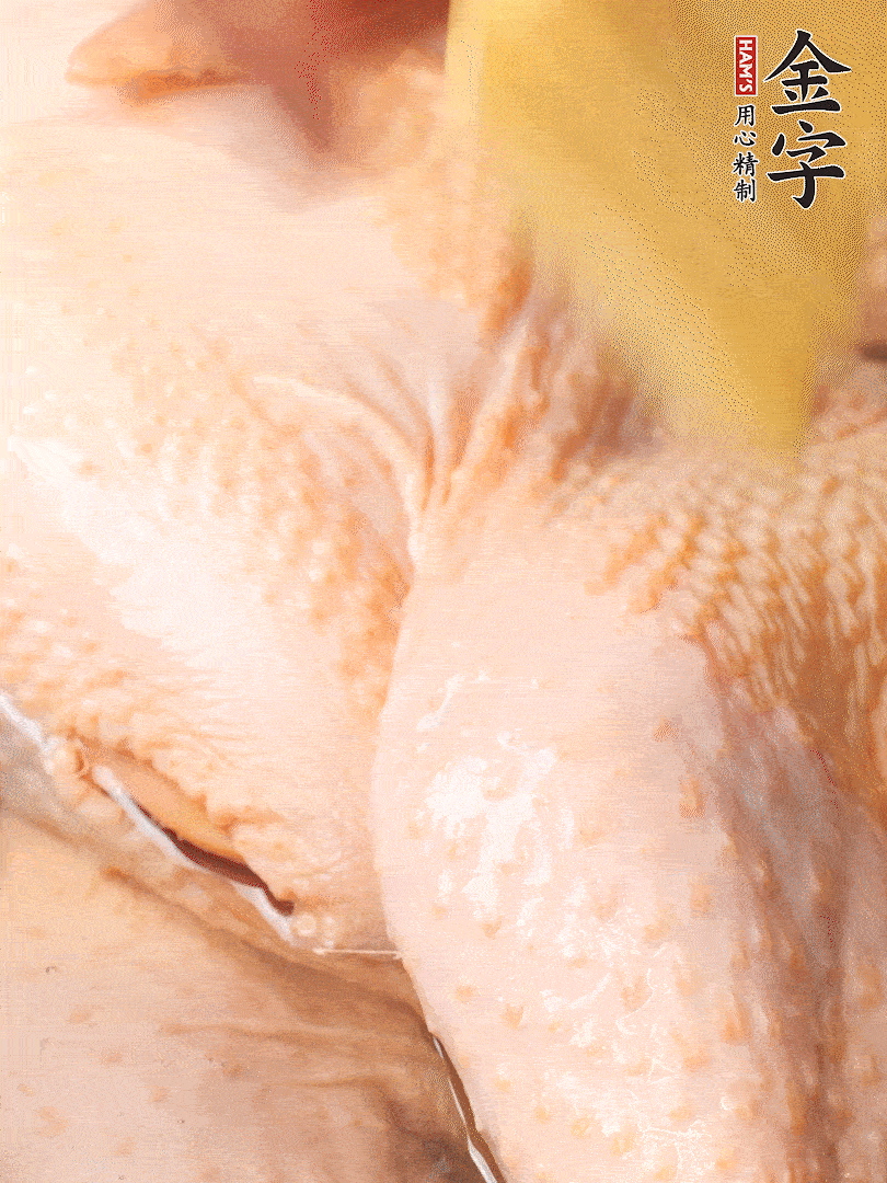 老母雞去頭去尾，斬去雞爪。冷水入鍋，加料酒、蔥姜焯水，煮出浮沫后撈出，用清水洗凈