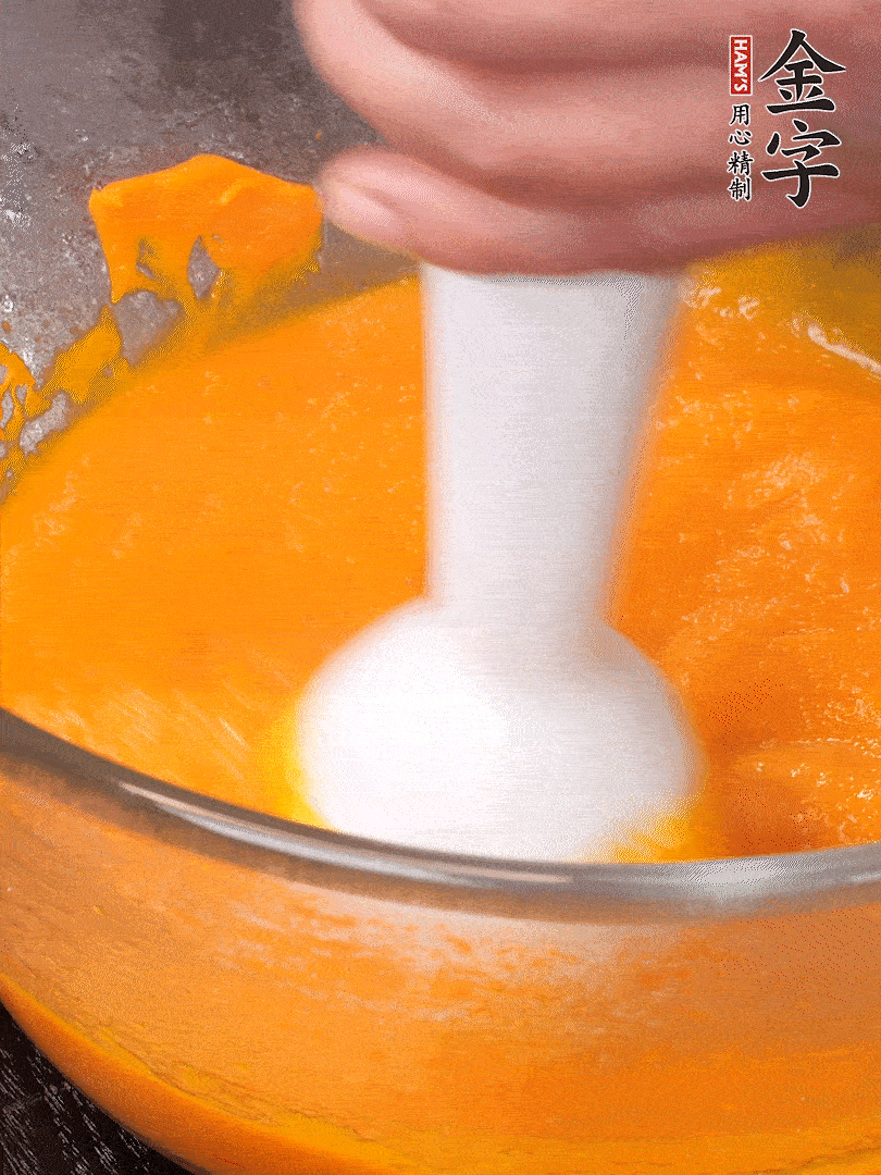 300g南瓜，去皮去瓤切滾刀塊，大火蒸8分鐘，料理機打成泥，篩網過篩成泥