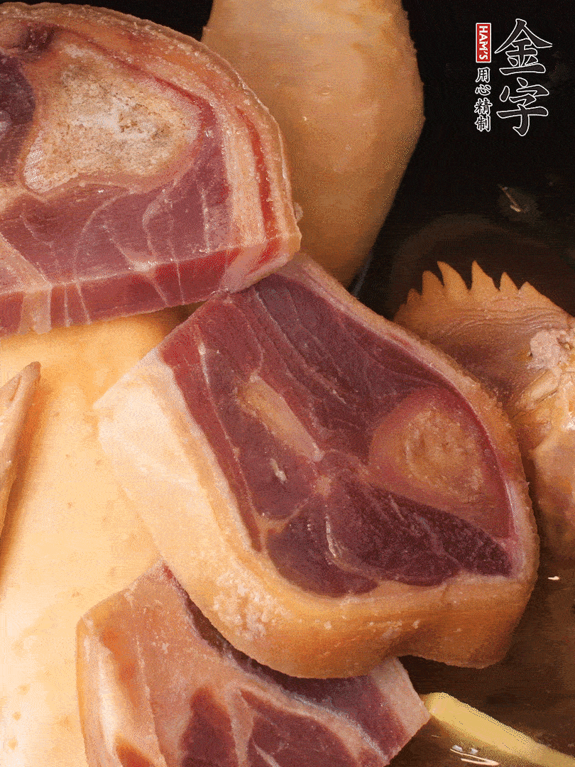 火踵、老母雞加蔥、姜、料酒、清水，大火燒開后轉小火，燉1小時