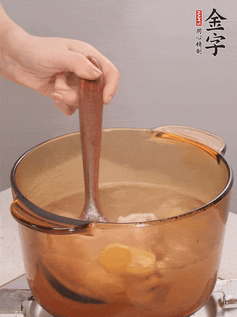 鴨肉、白果、火腿、生姜一起放入砂鍋，清水沒過食材，大火燉煮1小時