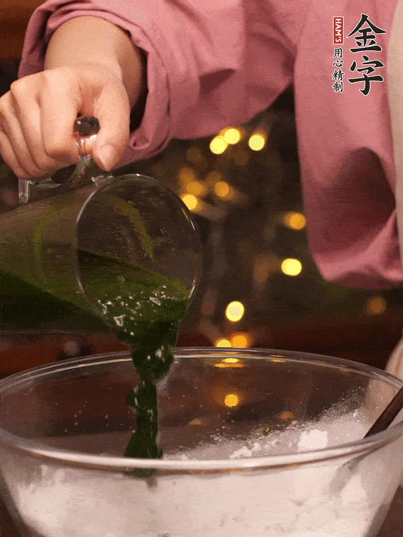 清明粿粉，分次加艾草泥，加點油揉2分鐘