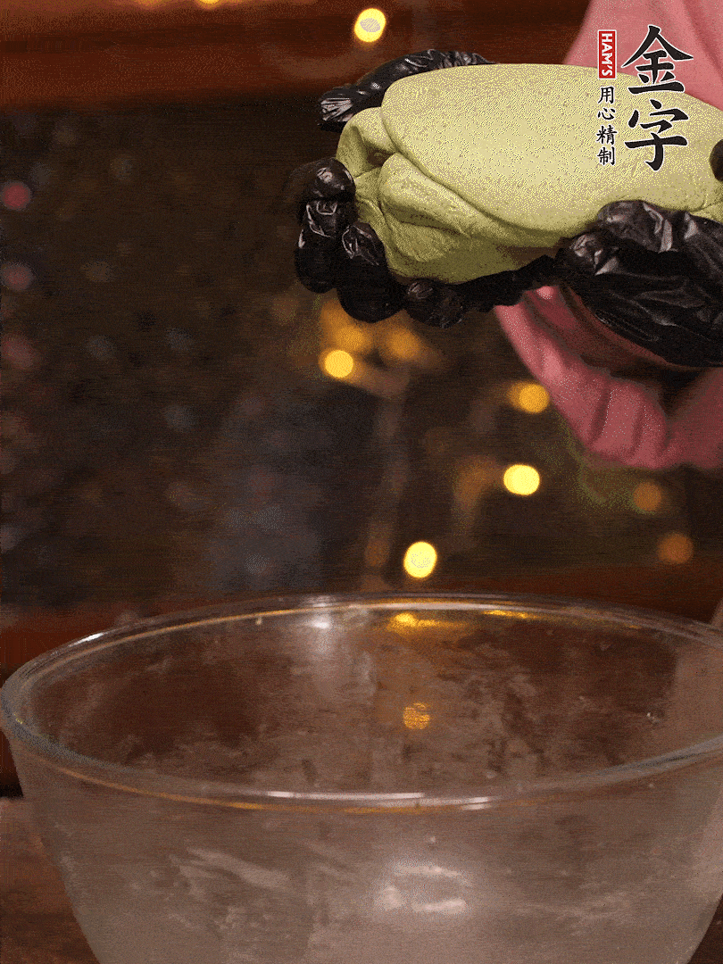 清明粿粉，分次加艾草泥，加點油揉2分鐘，揉到面團光滑，醒發(fā)一下