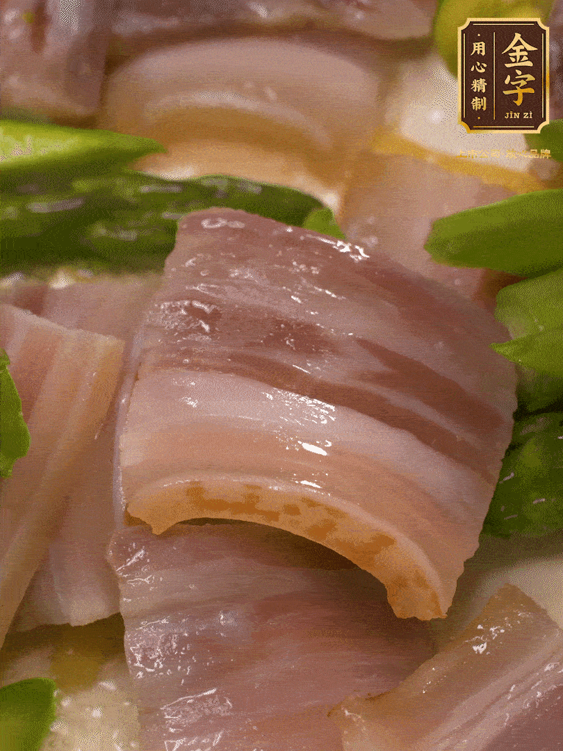 依次下蠶豆、蘆筍、白蘑菇翻炒均勻