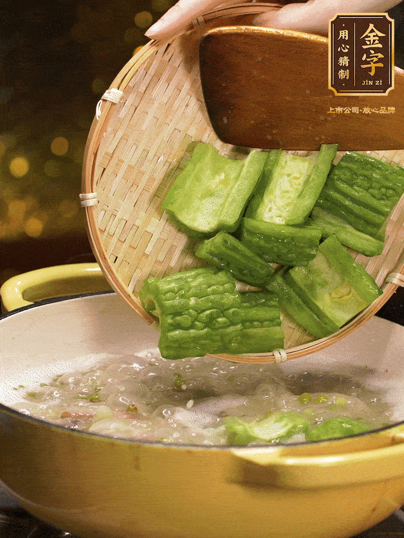 最后在放苦瓜燒開，放一點點調味糖，燉煮20分鐘