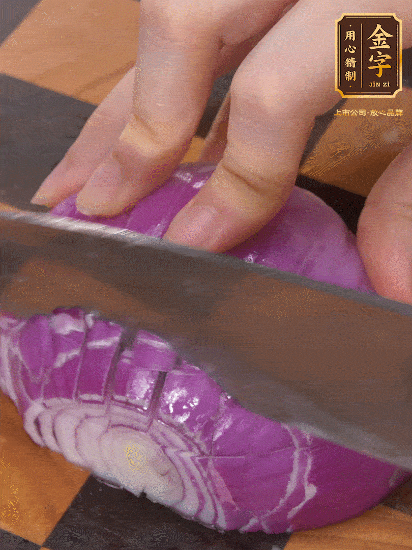 洋蔥切碎、土豆切丁