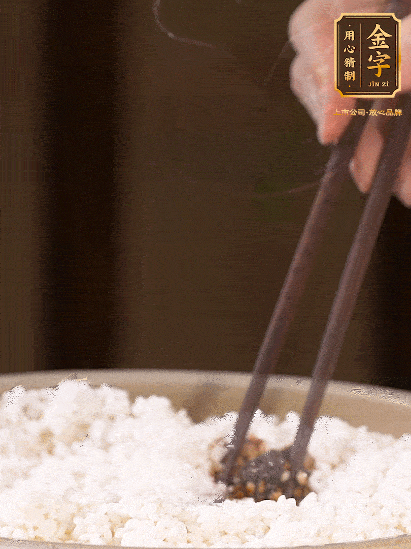 糯米淘洗干凈，浸泡4小時，控干水分后，加鹽、糖、老抽調味調色