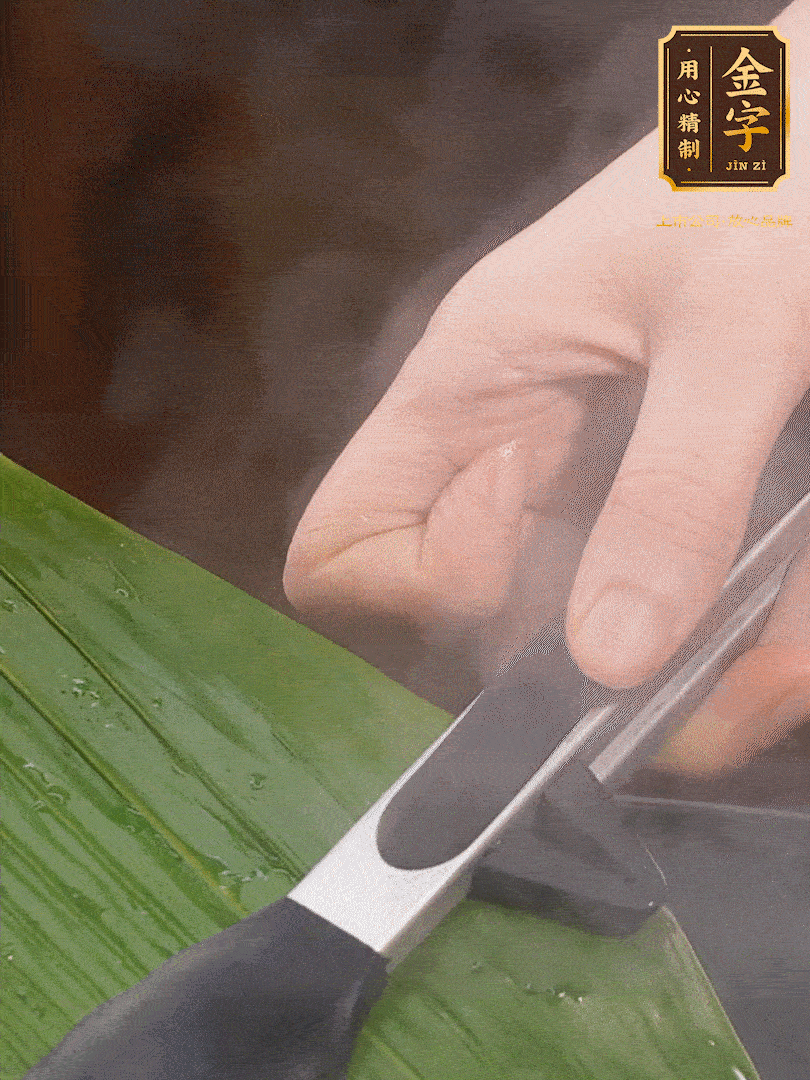 新鮮粽葉洗凈，用開水煮一下，讓粽葉更有韌性不易裂。