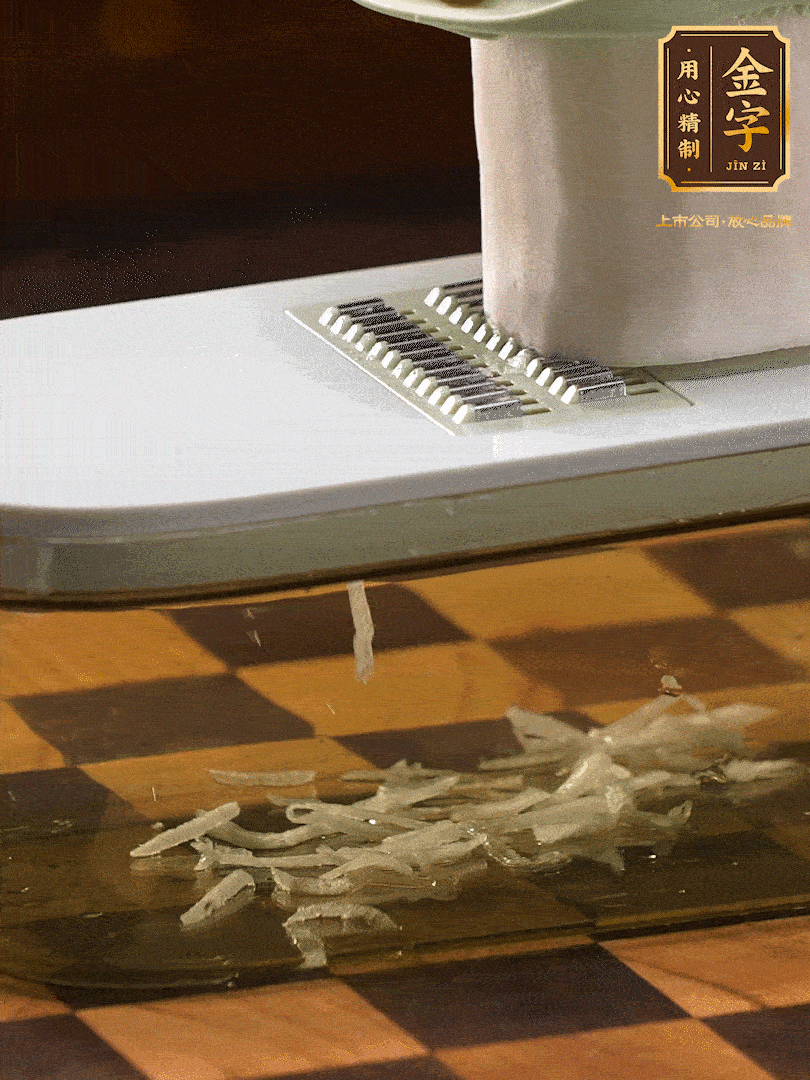 蘿卜切絲 ，加少許的鹽 抓拌均勻后，腌制十五分鐘