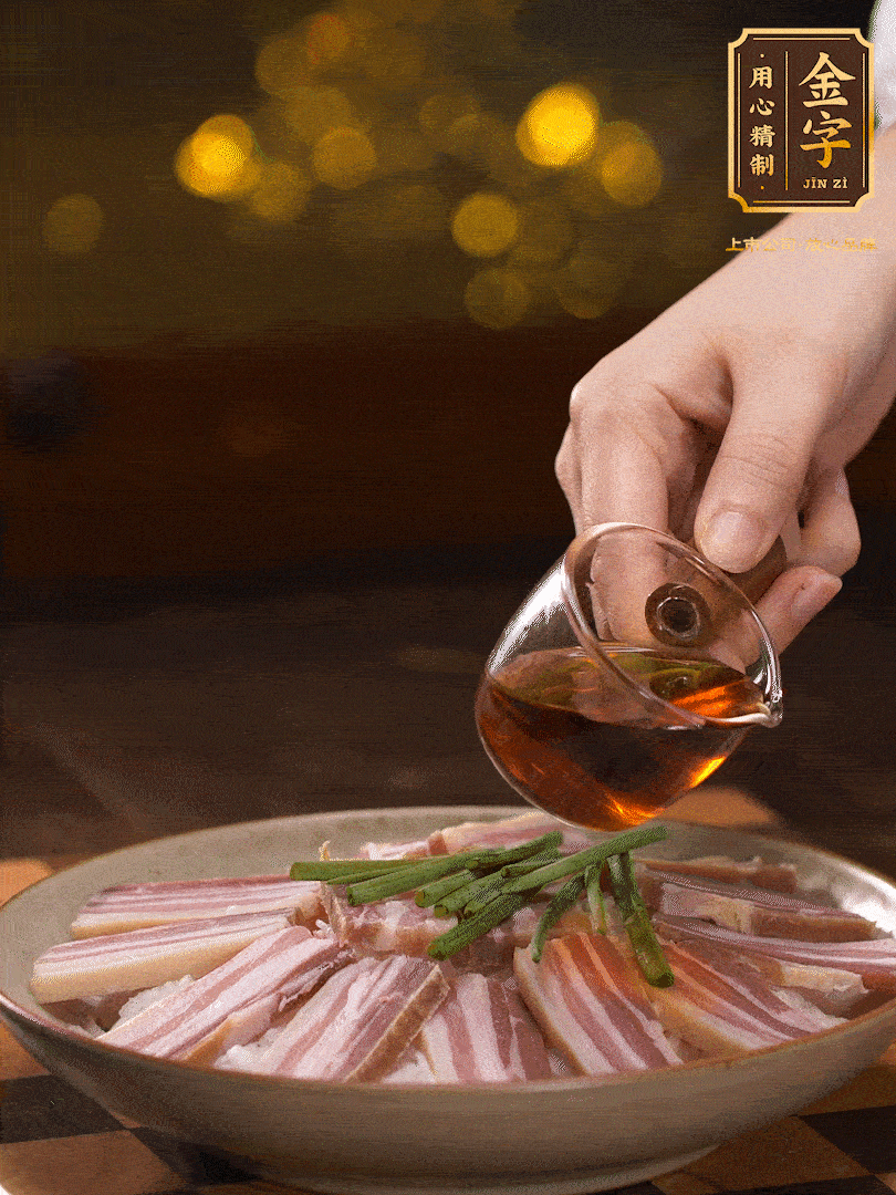 把切好的咸肉，均勻的鋪在蘿卜絲的四周頂部放少許蔥段 淋上少許料酒，放入鍋中 大火蒸二十分鐘