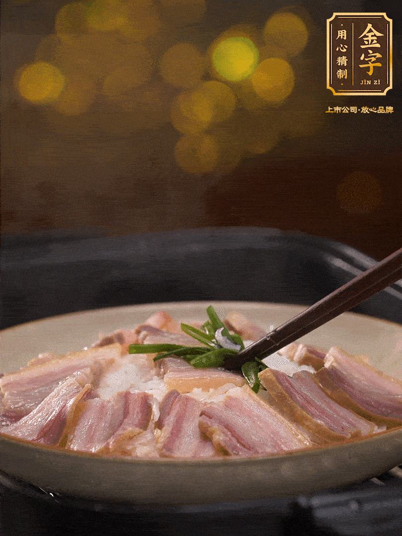 二十分鐘后關火，去除頂部的蔥段，最后撒上少許的蔥末，就完成了