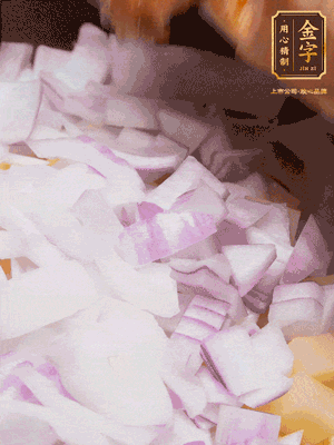 倒入洗干凈的大米、土豆丁、洋蔥碎、排骨、金字火腿xo醬、水