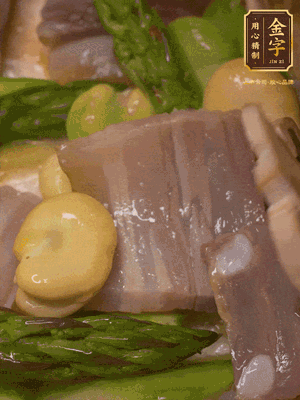 倒入熱水，燉煮10分鐘