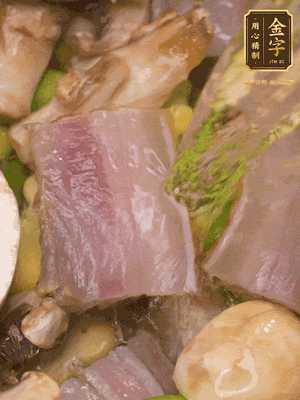 開蓋，放入河蝦繼續(xù)燜煮5分鐘