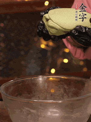 水里放點鹽，燒開后放艾草，一勺小蘇打，撈出浸入涼水，打成艾草泥