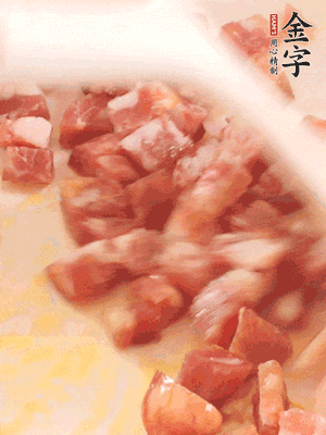 香腸炒出油脂，加入蠶豆煸炒