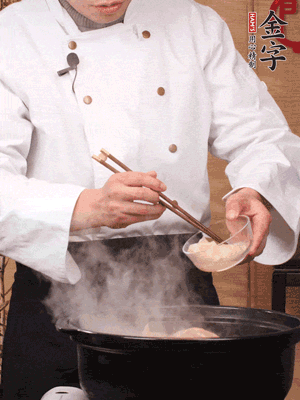 花膠、金湯放入鍋中小火再燉10分鐘