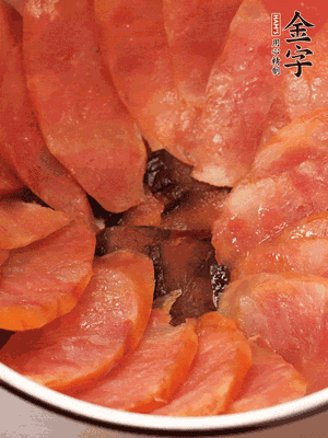 深碗涂抹豬油，頂端鋪枸杞，間隔鋪上香腸、醬油肉片