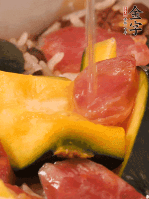 倒入溫開(kāi)水，水量高出米面一個(gè)指節(jié)。