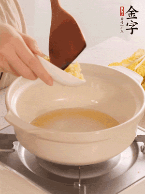 鍋里留少量底油煸香火腿和姜末。