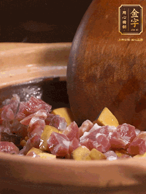 熱油下蒜片，倒入香腸丁、牛肝菌丁翻炒出香味