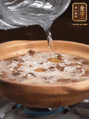 再倒入泡了30分鐘的大米翻拌均勻，加水稍微沒過（米水比例1:1），中火燜煮，到冒大泡，大致5分鐘