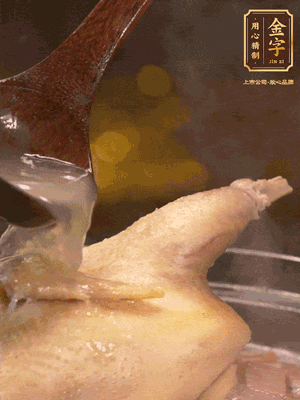 大火燒開(kāi)后，撇去浮沫。轉(zhuǎn)小火燉2個(gè)小時(shí)