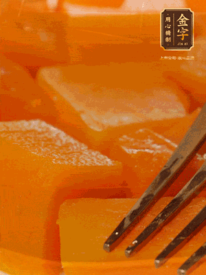 南瓜去皮，一半切塊備用，一半切塊蒸熟，碾成泥