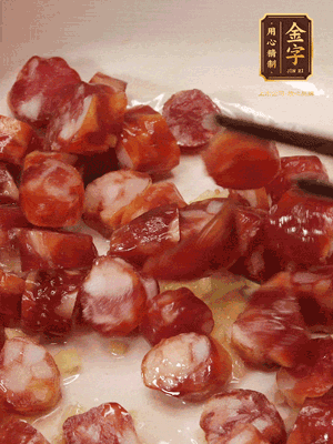 砂鍋熱油，下姜絲、香腸煸香