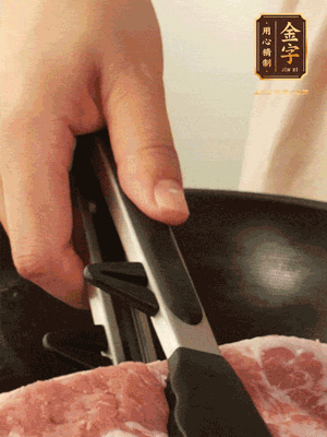 大塊五花肉皮面朝下，烙2-3分鐘