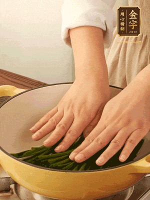 小蔥鋪在底部，放上生姜