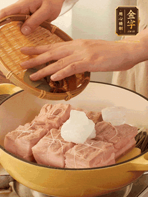 五花肉皮朝下，桂皮、八角、香葉、冰糖、生抽、花雕酒