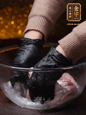 豬肚放入面粉、鹽、白酒，反復揉搓（重復3遍），洗掉表面的黏液。再把豬肚翻過來，剪去油脂，一樣反復揉搓干凈