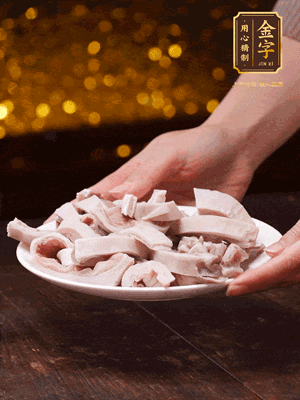 豬肚冷水下鍋，姜蔥料酒去腥，水開煮5分鐘，撈出，切小塊。