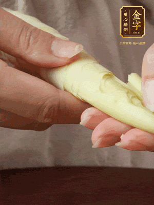 春筍沿著外皮豎著淺劃一刀，剝下外殼，切掉尾部的老根，切滾刀塊。（這個時候的春筍最為鮮嫩脆爽，不需要焯水去除澀味）