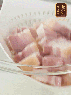 金字淡咸肉、排骨分別加料酒、蔥、姜冷水下鍋焯水，水開撇去浮沫撈出。