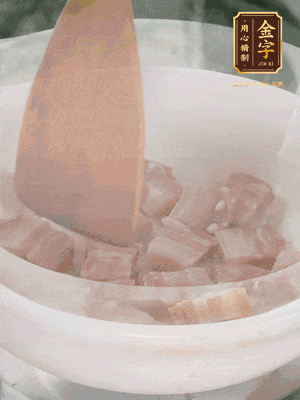 砂鍋內(nèi)咸肉微微煸出香味，再倒入開水。放排骨滾開后轉(zhuǎn)中小火篤30分鐘。（水盡量一次加足，以免中途加水沖淡鮮味。這一步是湯底濃白的關(guān)鍵）