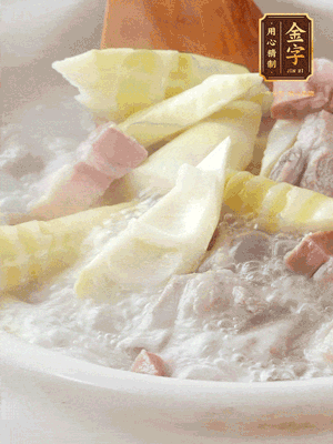 開蓋后放春筍，小火慢篤20分鐘左右，出鍋后盛出。