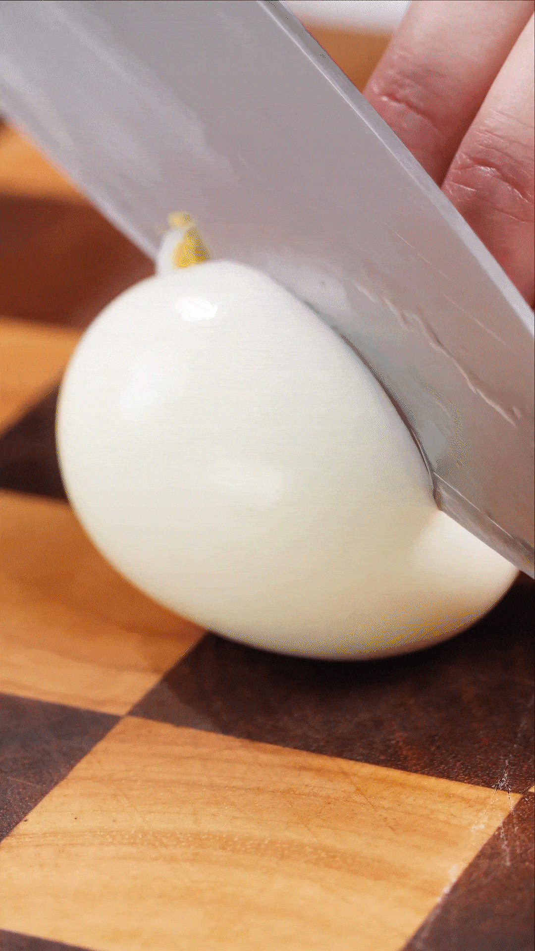 雞蛋煮熟，改刀備用