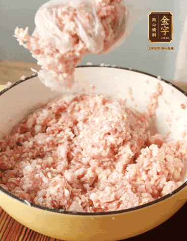 肉丁、咸肉丁、一丟丟鹽、料酒拌勻，反復摔打上勁。接著加入1兩蔥姜水，反復拌勻摔打上勁。前后共加3遍。3遍后筍丁，接著反復摔打上勁。最后加入1個蛋清、3茶匙生粉拌勻摔打上勁