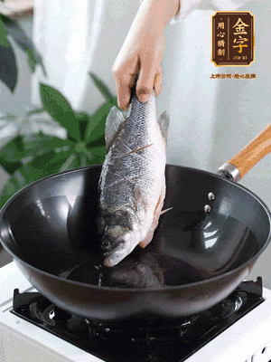 熱油，加1大勺豬油、姜片，再下鱸魚，煎至定型后翻面。（加點豬油，燉出的魚湯更容易變?yōu)榍逅哪贪咨＃?>
					</div>
					<span>步驟 3/6</span>
					<p>熱油，加1大勺豬油、姜片，再下鱸魚，煎至定型后翻面。（加點豬油，燉出的魚湯更容易變?yōu)榍逅哪贪咨＃?/p>
				</li><li>
					<div   id=