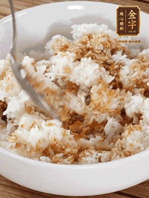隔夜米飯加入生抽、芝麻油攪拌均勻