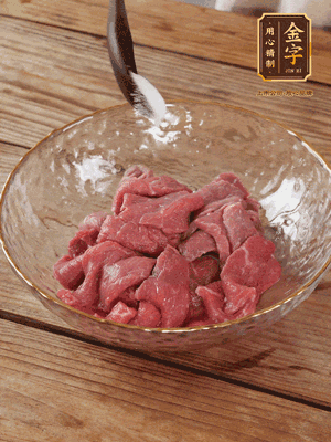 牛肉切丁，加黑胡椒海鹽、橄欖油腌10分鐘