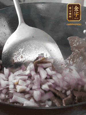 橄欖油熱鍋，牛肉丁炒至焦香狀態(tài)，下洋蔥丁翻炒出香味