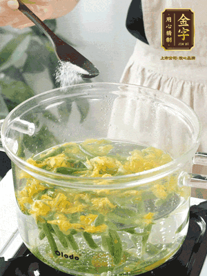 水開(kāi)后，加鹽、黃瓜花焯水30秒
