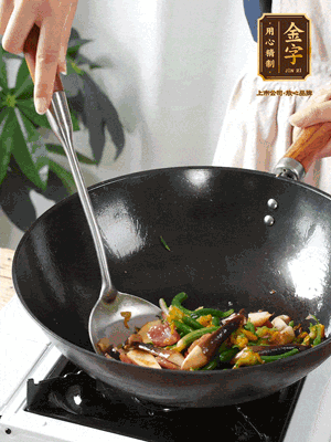 煸香蒜末，下香腸翻炒均勻，再依次下雞縱菌、黃瓜花